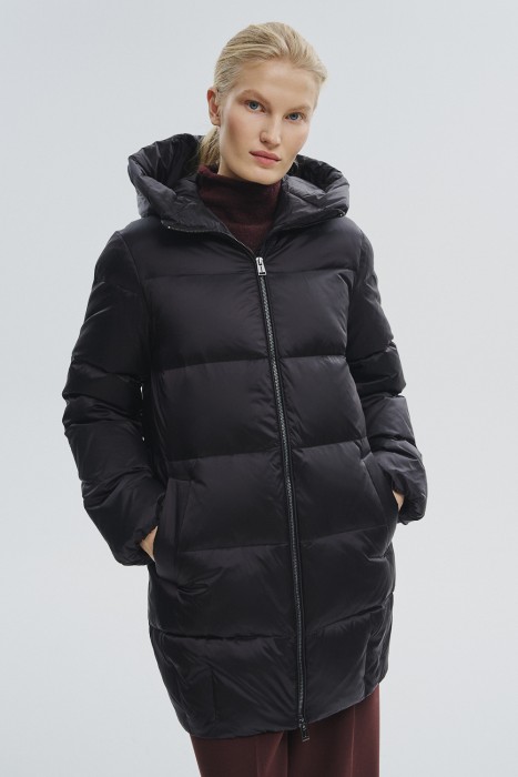 пуховик с капюшоном от бренда снежная королева вид слева