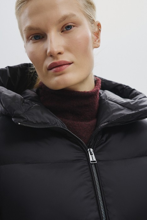 пуховик с капюшоном из россии вид сбоку