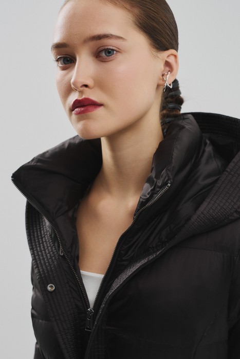 пуховик с капюшоном из россии вид сбоку