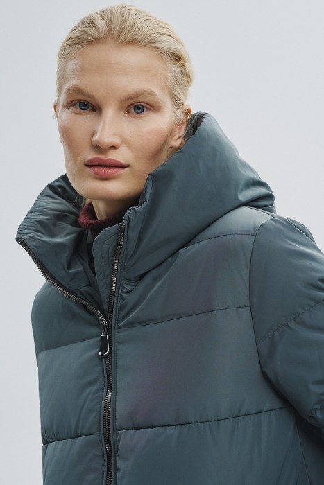 пуховик с капюшоном из россии вид сбоку