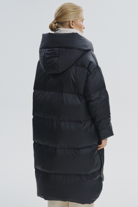 пуховик с капюшоном по цене 11650 руб вид справа