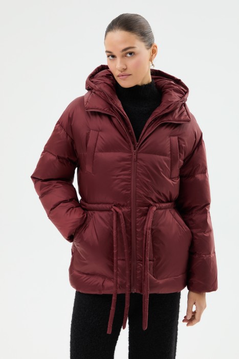 пуховик с капюшоном от бренда снежная королева вид слева