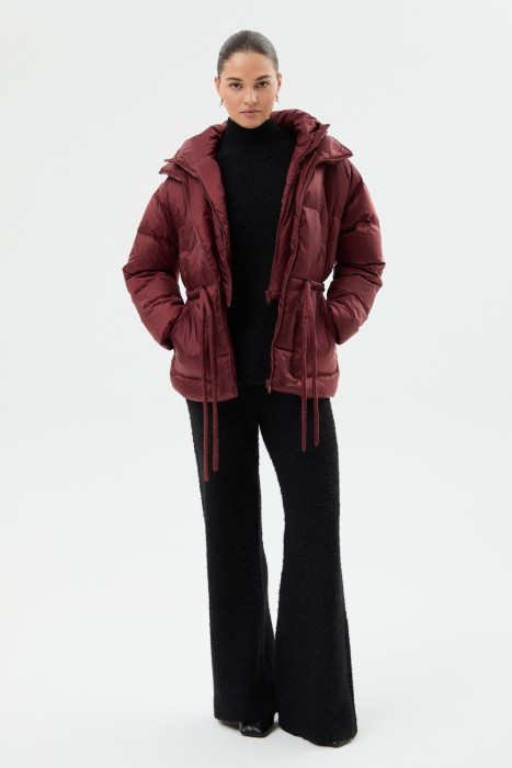 пуховик с капюшоном из россии вид сбоку