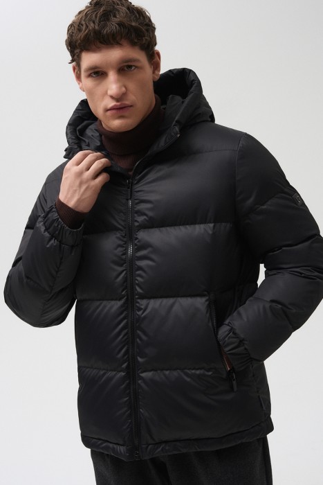 пуховик с капюшоном от бренда снежная королева вид слева