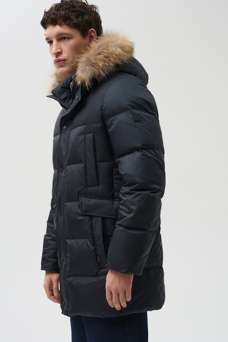 пуховик с капюшоном по цене 17690 руб вид справа