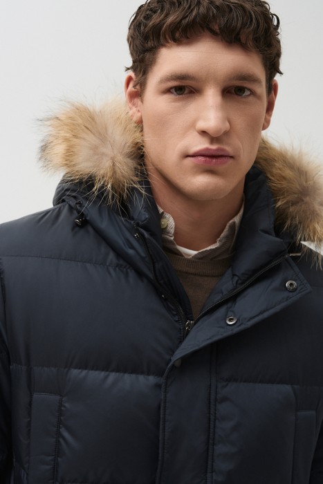 пуховик с капюшоном из россии вид сбоку