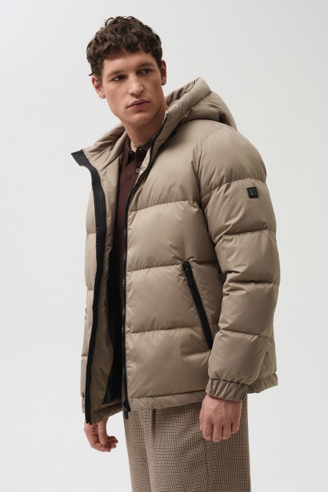 пуховик с капюшоном по цене 10020 руб вид справа