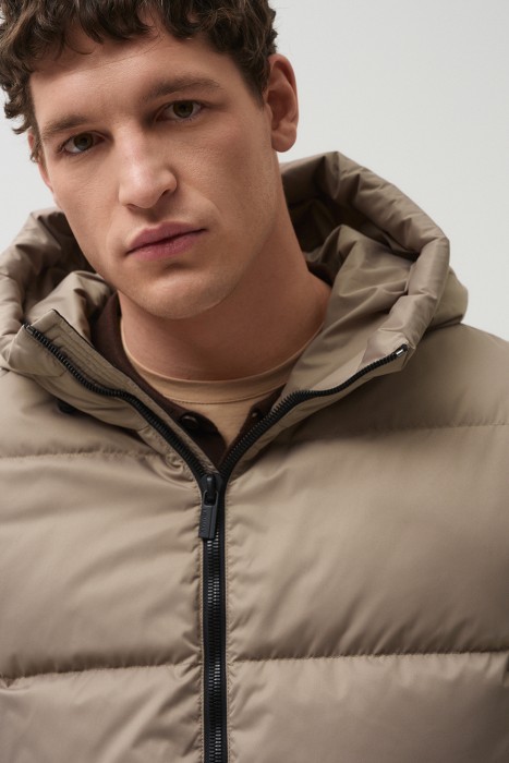 пуховик с капюшоном из россии вид сбоку