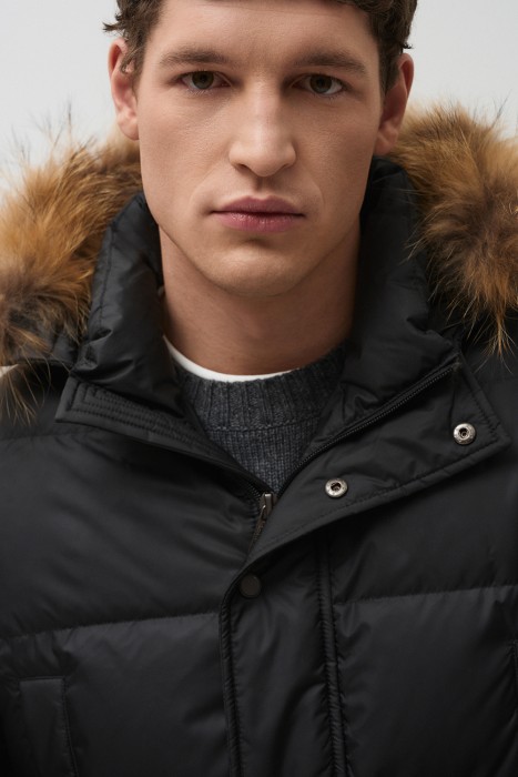 пуховик с капюшоном по цене 16960 руб вид справа