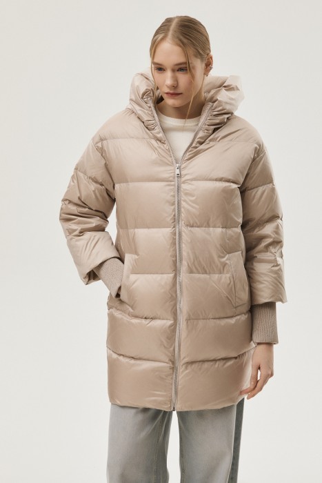 пуховик с капюшоном от бренда снежная королева вид слева