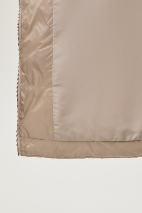 пуховик с капюшоном из россии вид сбоку