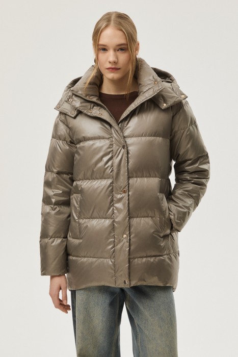 пуховик с капюшоном от бренда снежная королева вид слева