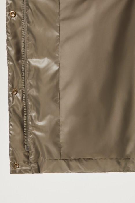 пуховик с капюшоном из россии вид сбоку