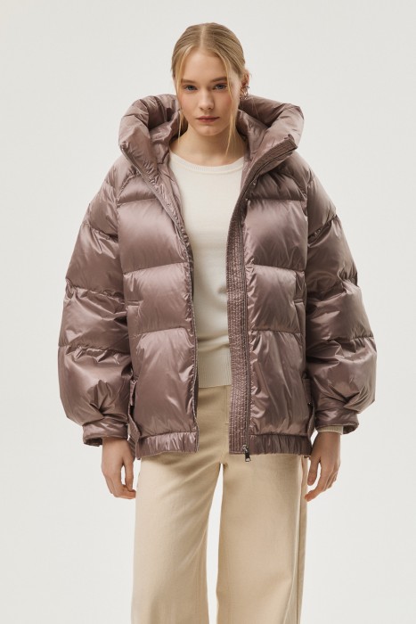 пуховик с капюшоном от бренда снежная королева вид слева