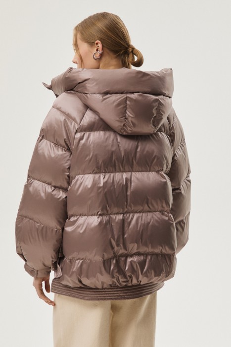 пуховик с капюшоном по цене 8390 руб вид справа