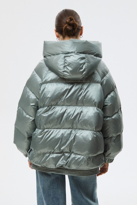 пуховик с капюшоном по цене 8880 руб вид справа