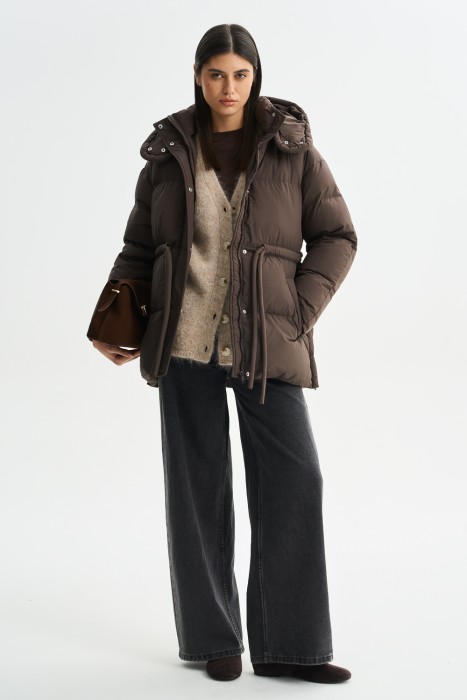 пуховик с капюшоном из россии вид сбоку