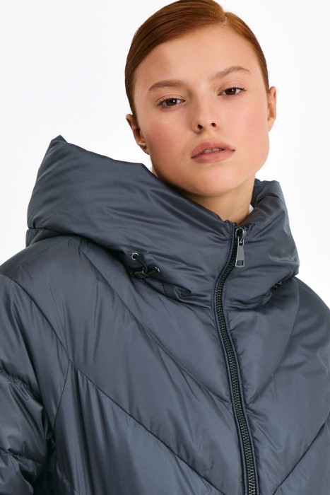 пуховик с капюшоном из россии вид сбоку