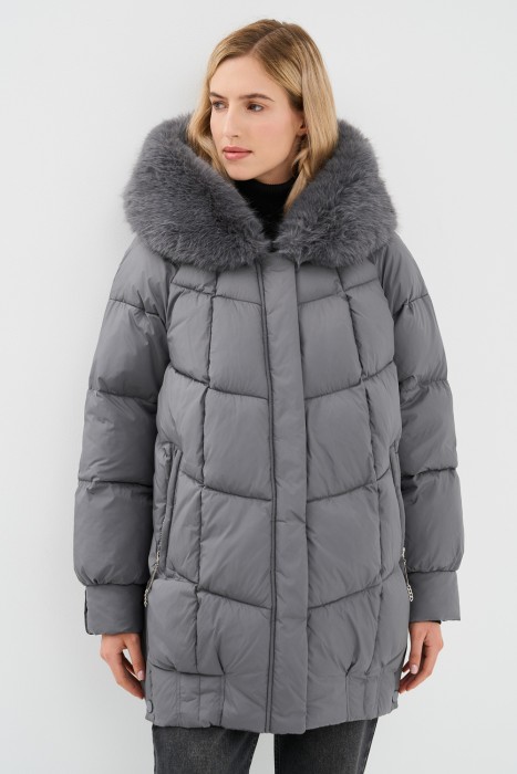 пуховик с капюшоном от бренда снежная королева вид слева