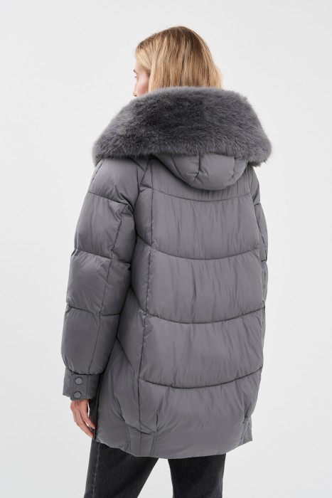 пуховик с капюшоном по цене 9530 руб вид справа