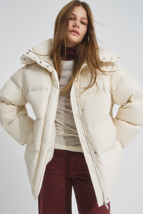 пуховик с капюшоном от бренда снежная королева вид слева