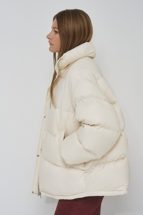 пуховик с капюшоном из россии вид сбоку