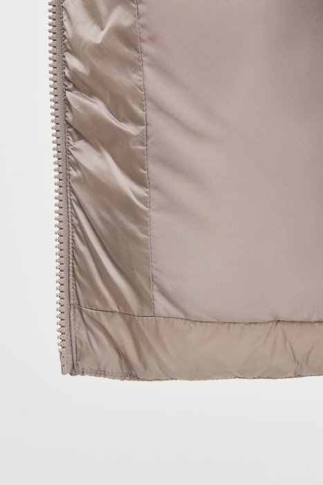 пуховик с капюшоном из россии вид сбоку