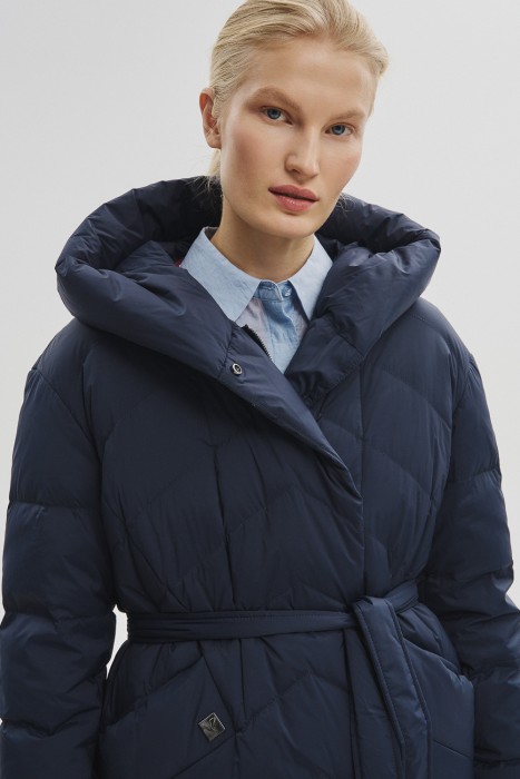 пуховик с капюшоном из россии вид сбоку