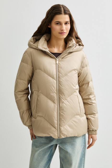 пуховик с капюшоном от бренда снежная королева вид слева