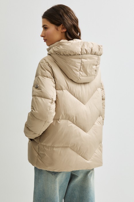 пуховик с капюшоном по цене 7660 руб вид справа