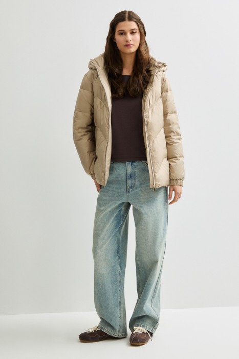 пуховик с капюшоном из россии вид сбоку