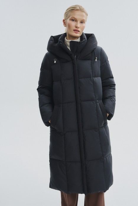 пуховик с капюшоном от бренда снежная королева вид слева