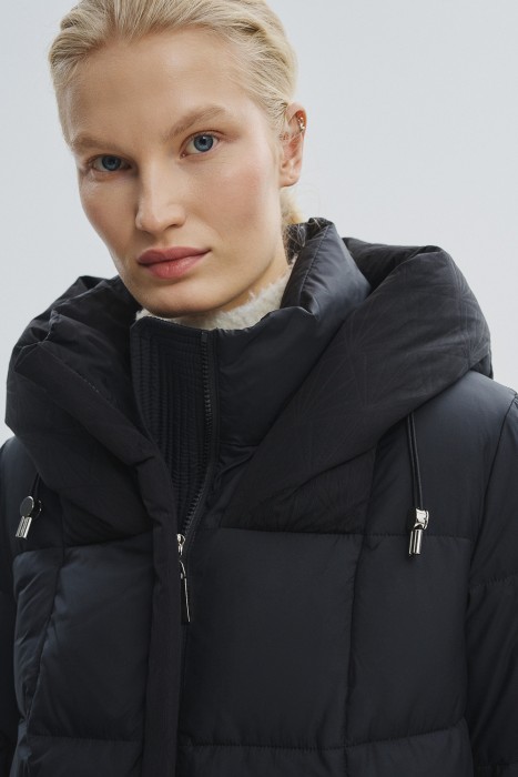 пуховик с капюшоном из россии вид сбоку