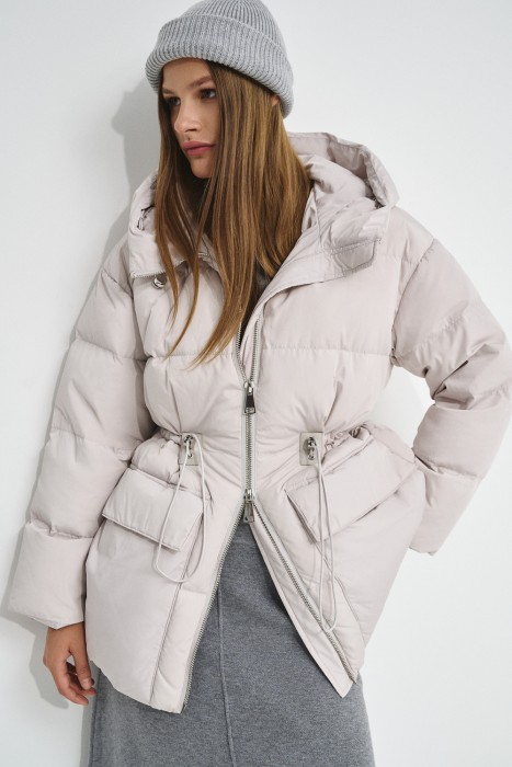 пуховик с капюшоном от бренда снежная королева вид слева