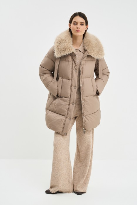 пуховик с капюшоном от бренда снежная королева вид слева