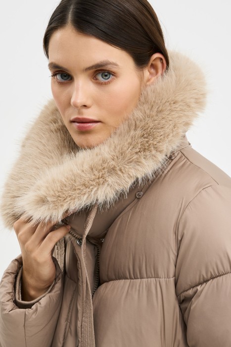 пуховик с капюшоном из россии вид сбоку