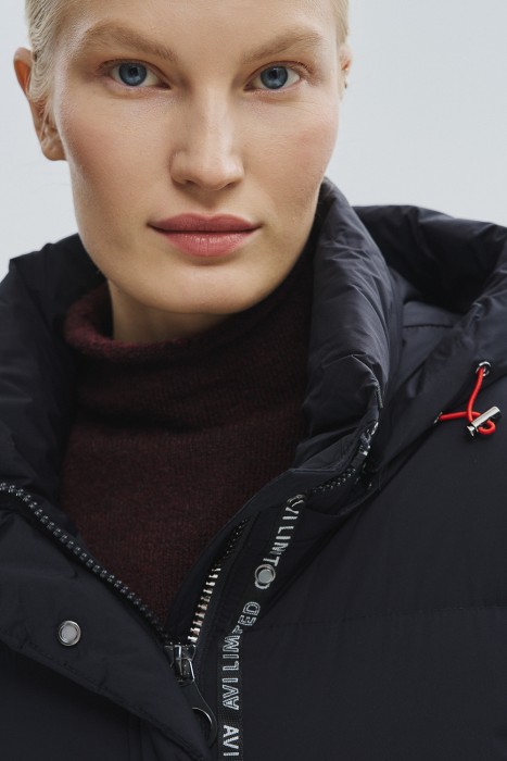 пуховик с капюшоном из россии вид сбоку