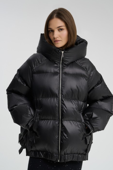 пуховик с капюшоном от бренда снежная королева вид слева