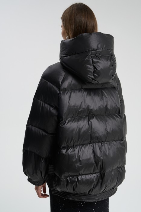 пуховик с капюшоном по цене 11980 руб вид справа