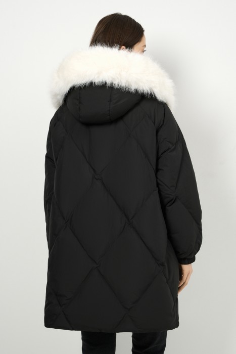 пуховик с капюшоном по цене 9700 руб вид справа