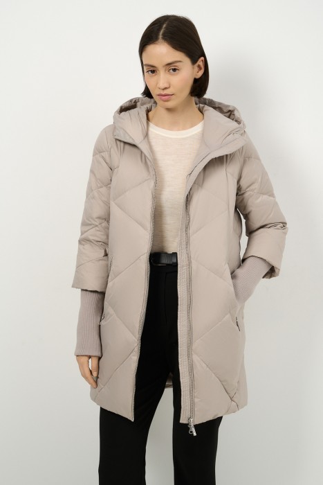 пуховик с капюшоном от бренда снежная королева вид слева