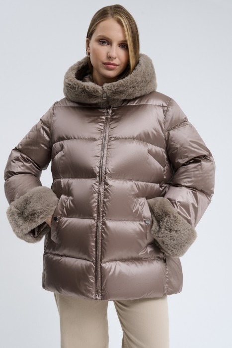 пуховик с капюшоном от бренда снежная королева вид слева