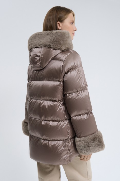 пуховик с капюшоном по цене 11180 руб вид справа