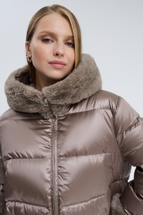 пуховик с капюшоном из россии вид сбоку