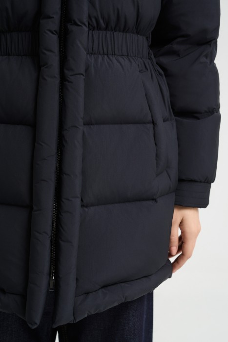 пуховик с капюшоном из россии вид сбоку