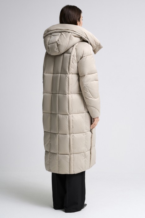 пуховик с капюшоном от бренда снежная королева вид слева