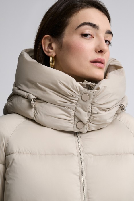 пуховик с капюшоном по цене 5410 руб вид справа