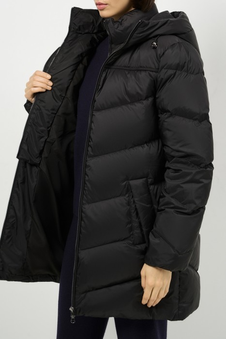 пуховик с капюшоном из россии вид сбоку