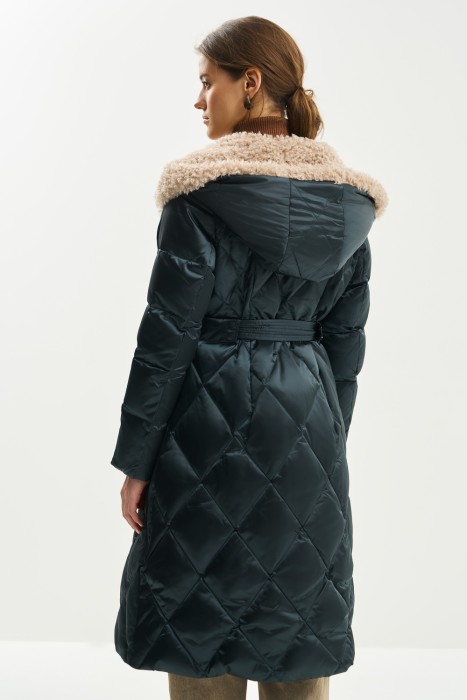 пуховик с меховой отделкой по цене 17610 руб вид справа