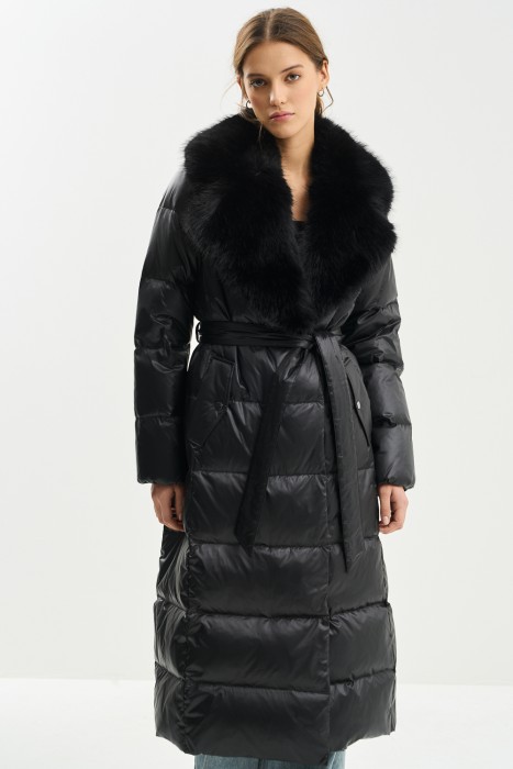 пуховик с меховой отделкой от бренда снежная королева вид слева